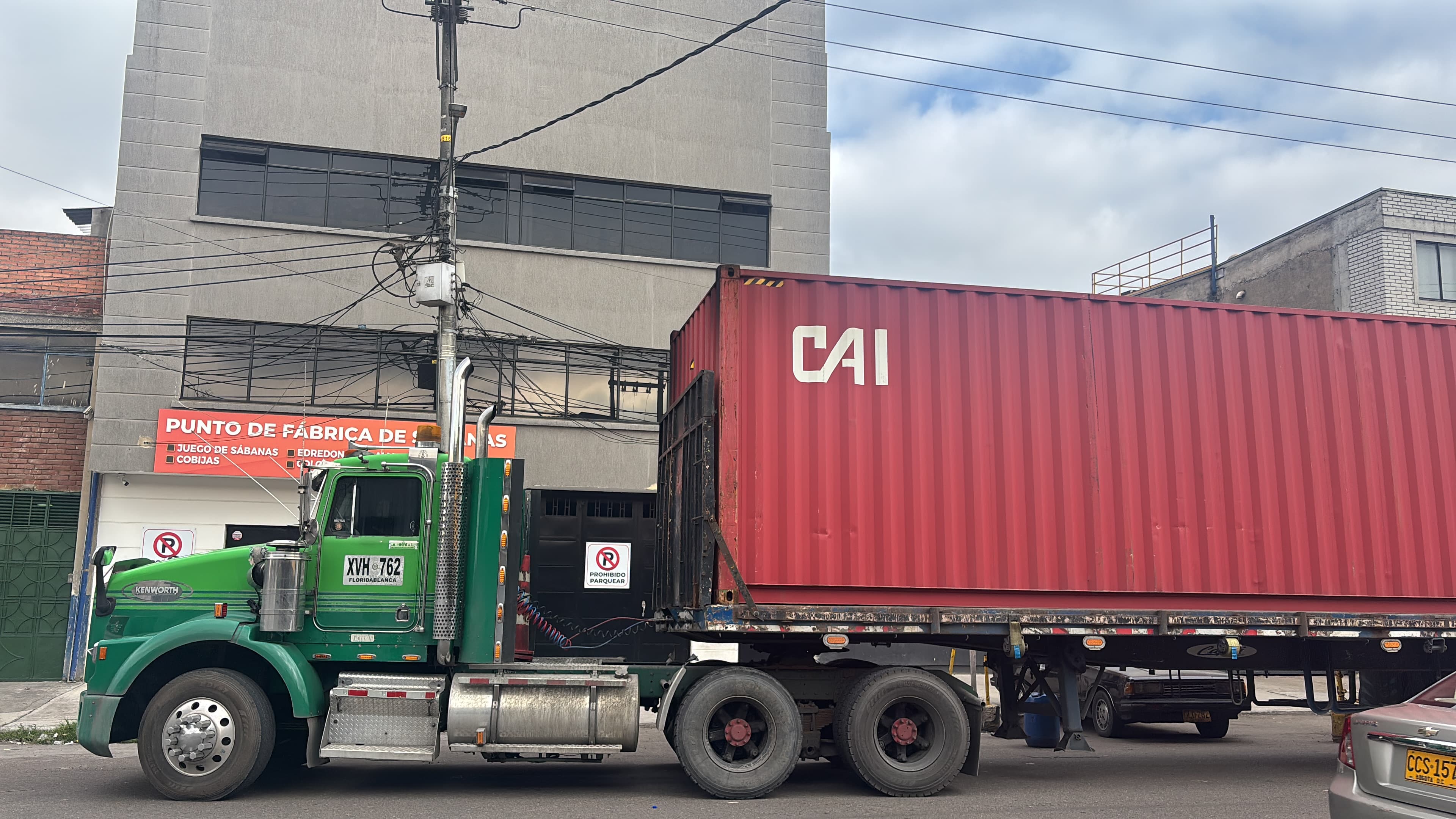Transporte de excavadora CAT 320 en vía principal Bogotá-Medellín