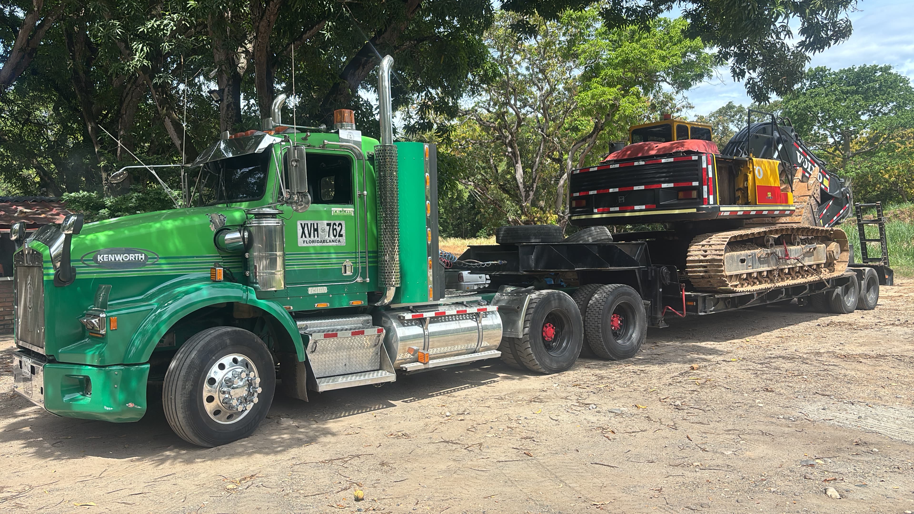 Cargue de retroexcavadora John Deere en plataforma cama baja