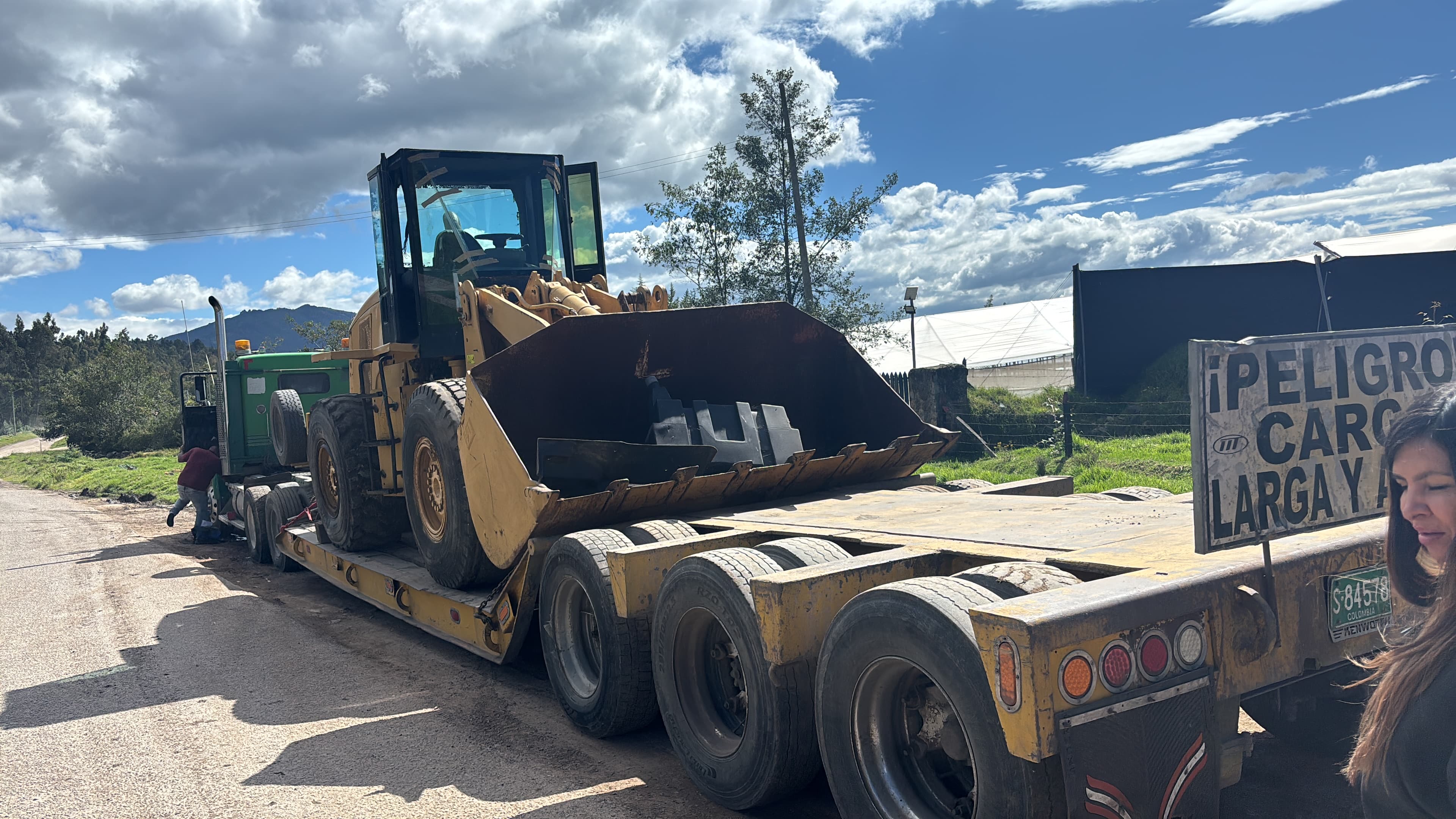 Tractomula Kenworth transportando bulldozer D6