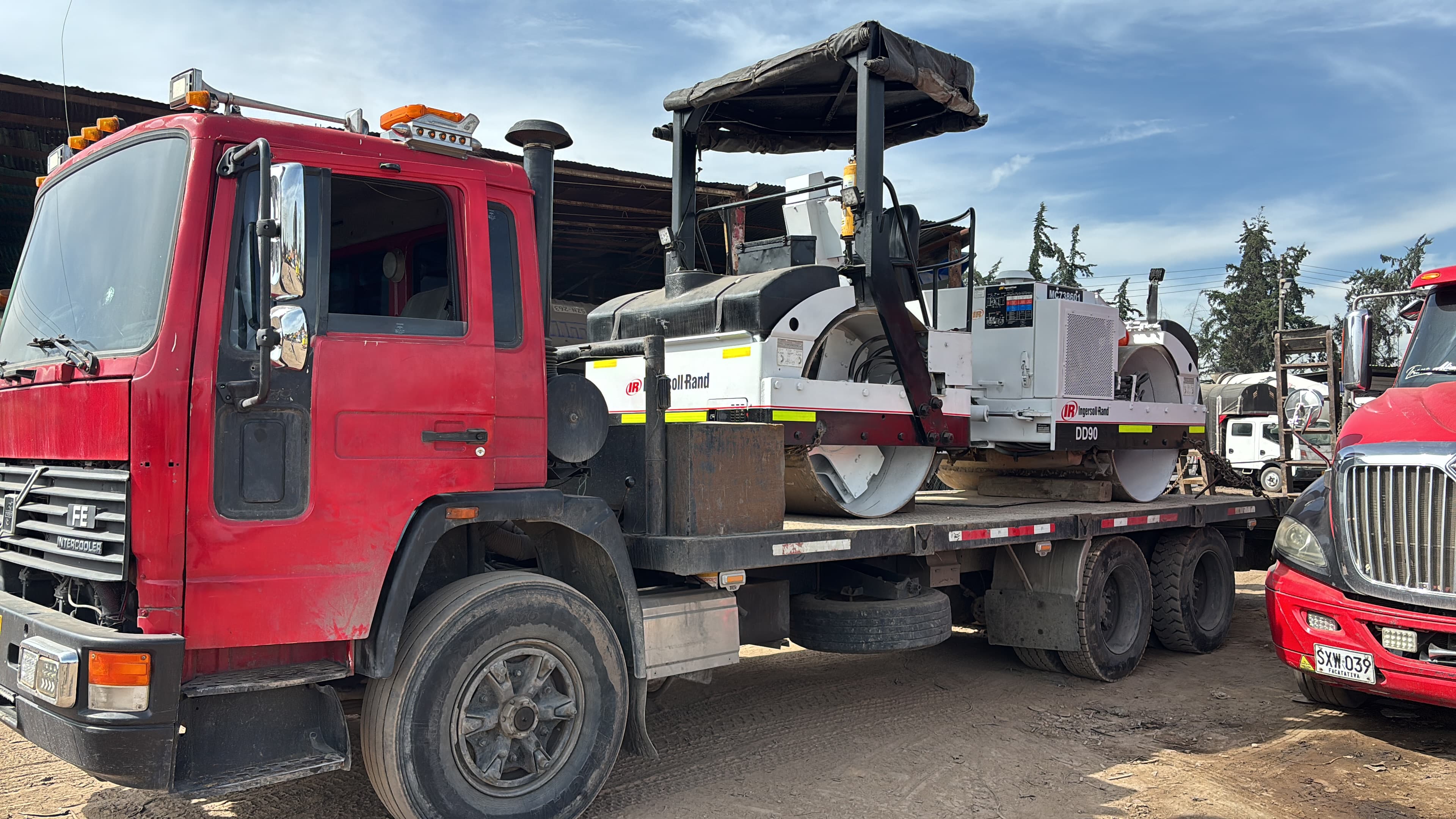 Descargue de rodillo compactador en obra civil