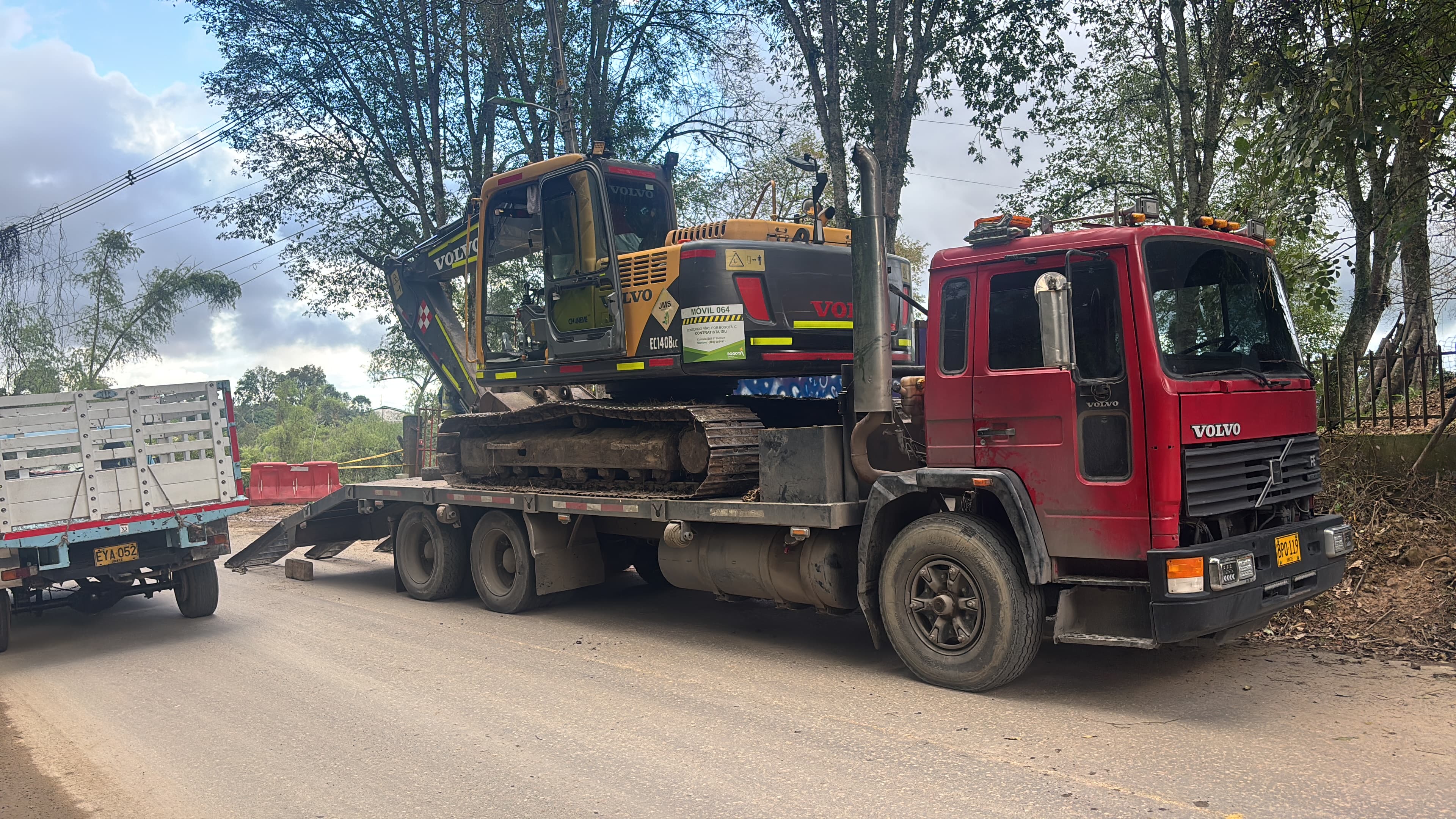 Transporte de retroexcavadora por vía secundaria