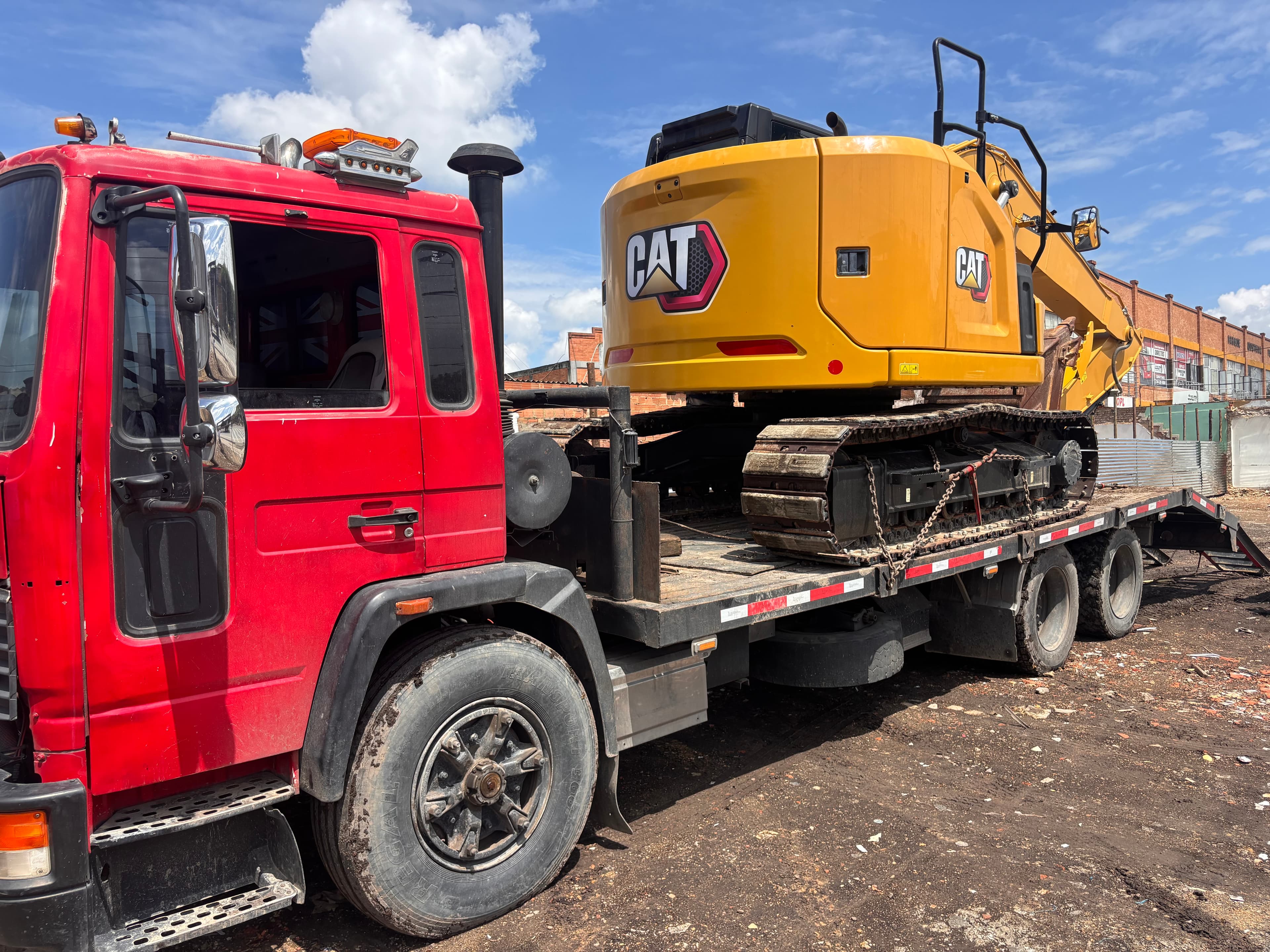 Cargue de excavadora Komatsu en Bucaramanga