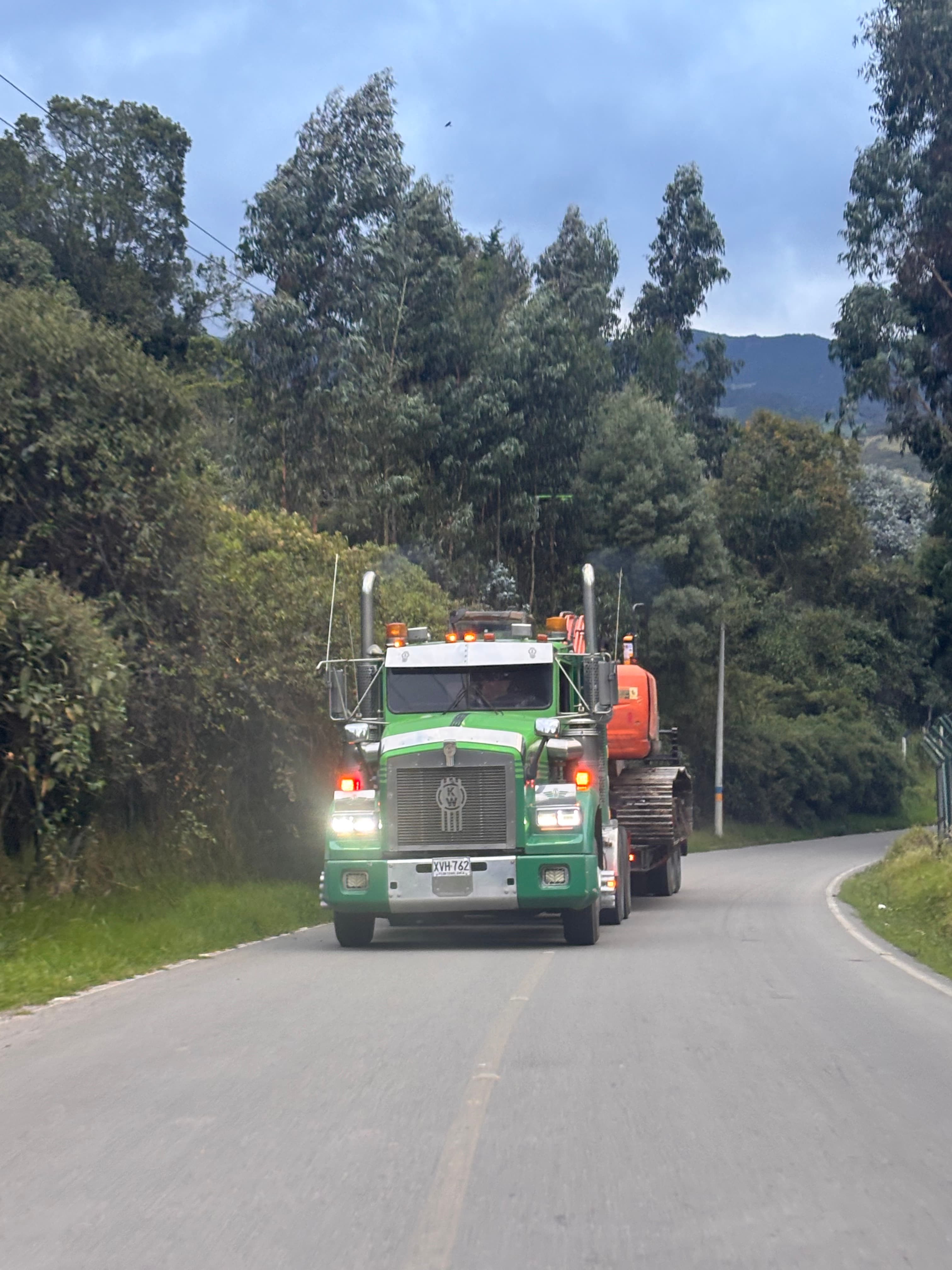 Descargue de martillo hidráulico en cantera