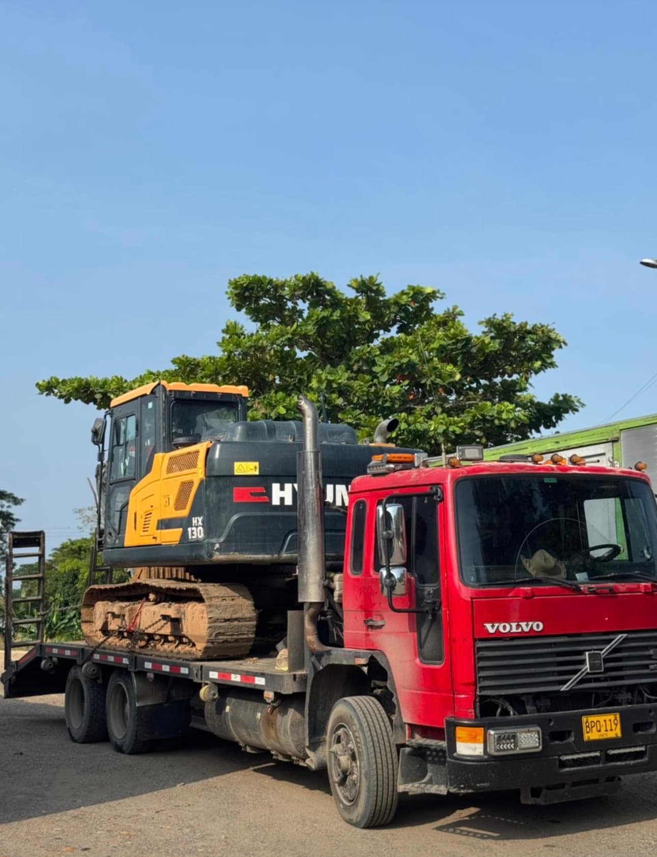 Tractomula International con miniexcavadora