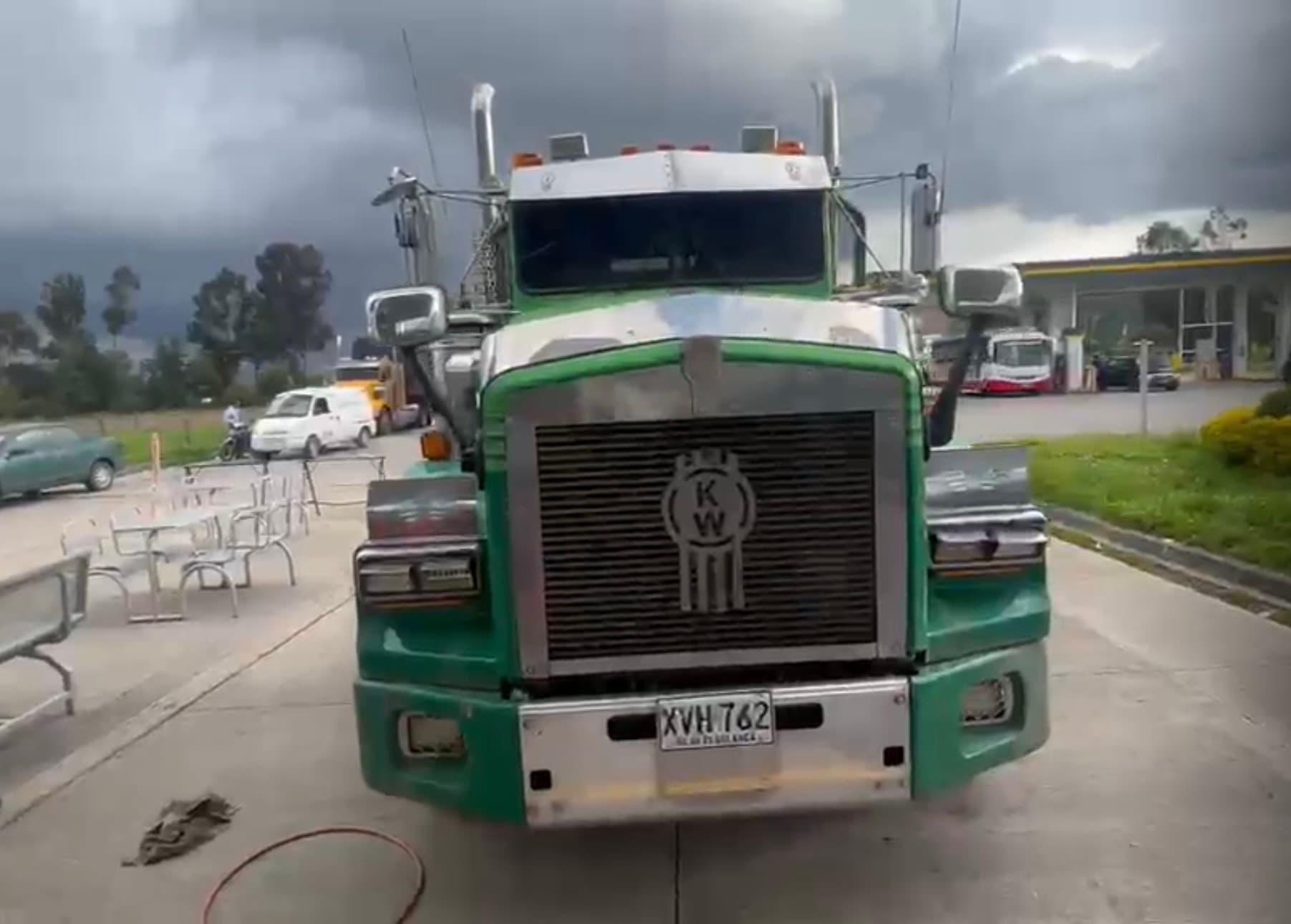 Maniobra de estacionamiento en espacio reducido